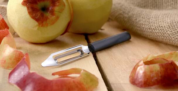 https://products.radacutlery.com/cdn/shop/products/apple-peeler-vegetable-peelers-metal-kitchen-utensil_1200x.jpg?v=1651246818
