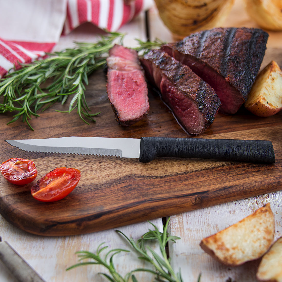 Should a steak knife be serrated? Practical overview